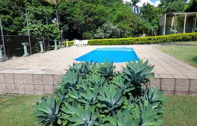 Imagem: A casa possui 4 Dormitórios, 3 Banheiros, 5 Vagas na garagem