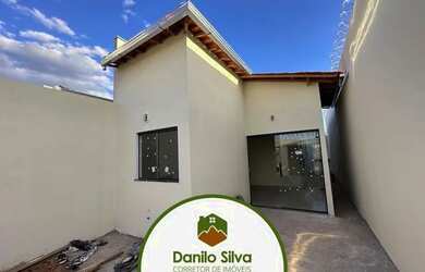 Imagem: A casa possui 2 Dormitórios, 1 Banheiro, 2 Vagas na garagem