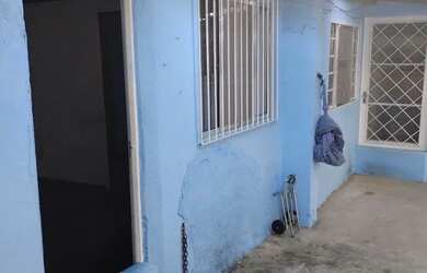 Imagem: A casa possui 1 Dormitório, 1 Banheiro, 1 Vaga na garagem e