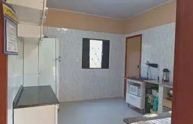 Imagem: A casa possui 3 Dormitórios, 1 Banheiro, 1 Vaga na garagem