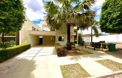 Imagem: A casa em condomínio possui 4 Dormitórios, 5 Banheiros, 4