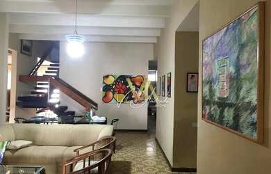 Imagem: A casa possui 5 Dormitórios, 2 Banheiros, 4 Vagas na garagem