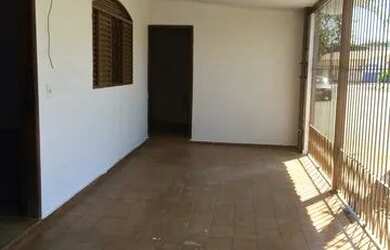 Imagem: A casa possui 3 Dormitórios, 2 Banheiros e 2 Vagas na garagem