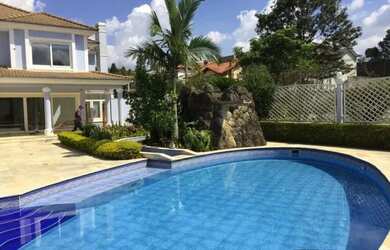 Imagem: A casa possui 4 Dormitórios, 4 Banheiros, 2 Vagas na garagem