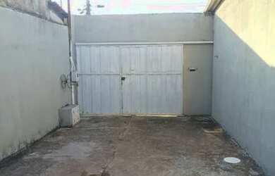 Imagem: A casa possui 2 Dormitórios, 1 Banheiro, 2 Vagas na garagem