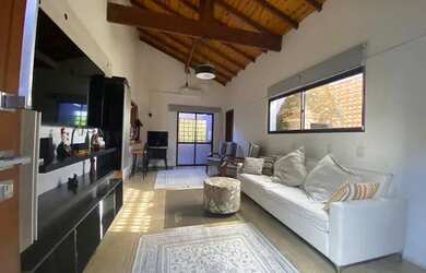 Imagem: A casa possui 4 Dormitórios, 3 Banheiros, 4 Vagas na garagem