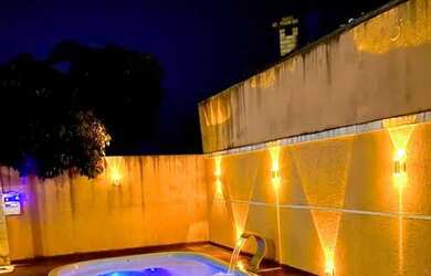 Imagem: A casa possui 3 Dormitórios, Acomodam 10 pessoas, 5 Vagas na