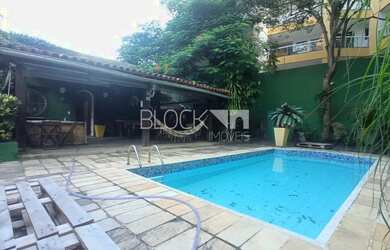 Imagem: A casa possui 5 Dormitórios, 5 Banheiros, 4 Vagas na garagem