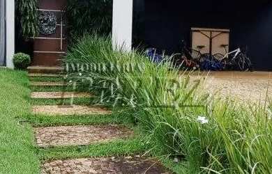 Imagem: A casa em condomínio possui 4 Dormitórios, 2 Banheiros, 2