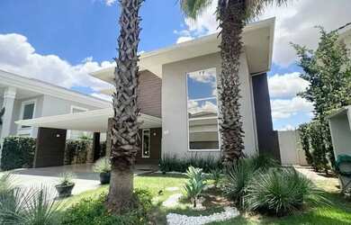 Imagem: A casa em condomínio possui 4 Dormitórios, 4 Banheiros, 4