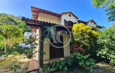 Imagem: A casa possui 5 Dormitórios, 4 Banheiros, 4 Vagas na garagem