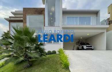 Imagem: A casa em condomínio possui 4 Dormitórios, 5 Banheiros, 4