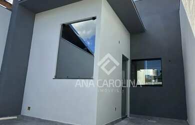 Imagem: A casa possui 2 Dormitórios, 1 Banheiro, 2 Vagas na garagem