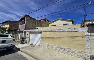 Imagem: A casa possui 2 Dormitórios, 3 Banheiros, 2 Vagas na garagem