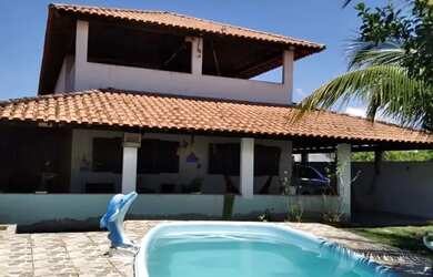 Imagem: A casa possui 4 Dormitórios, 1 Banheiro, 4 Vagas na garagem