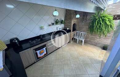 Imagem: A casa possui 4 Dormitórios, 3 Banheiros, 2 Vagas na garagem