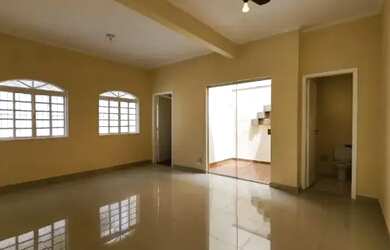 Imagem: A casa possui 2 Dormitórios, 2 Banheiros, 2 Vagas na garagem