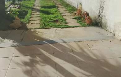 Imagem: A casa possui 4 Dormitórios, Acomodam 9 pessoas, 4 Vagas na