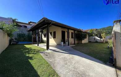 Imagem: A casa possui 3 Dormitórios, 1 Banheiro, 2 Vagas na garagem