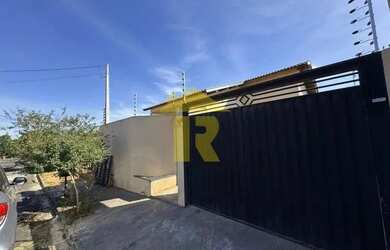 Imagem: A casa possui 2 Dormitórios, 2 Banheiros, 2 Vagas na garagem