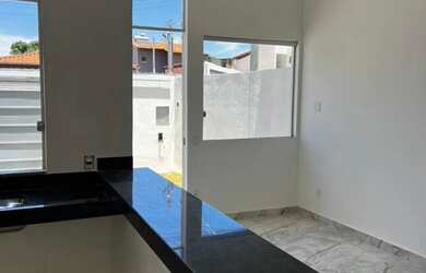 Imagem: A casa e possui 3 Dormitórios, Suítes, 2 Banheiros, 2 Vagas