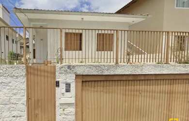 Imagem: A casa possui 4 Dormitórios, 2 Banheiros, 2 Vagas na garagem