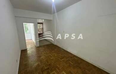 Imagem: O SOL ENTRA GENEROSO PELAS JANELAS DE FRENTE, ILUMINANDO CADA