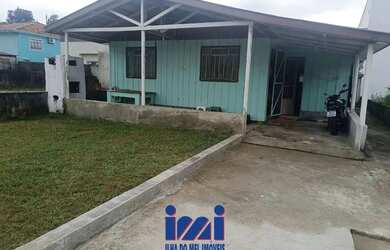 Imagem: A casa possui 3 Dormitórios, 2 Banheiros, 4 Vagas na garagem