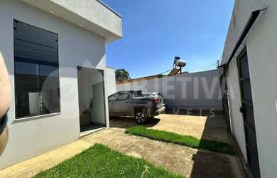 Imagem: A casa possui 3 Dormitórios, 2 Banheiros, 3 Vagas na garagem