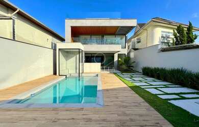 Imagem: A casa em condomínio possui 4 Dormitórios, 5 Banheiros, 3