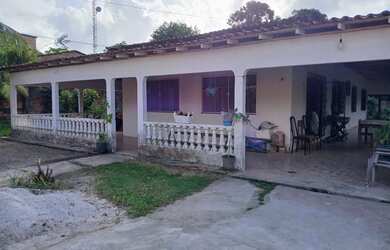 Imagem: A casa possui 4 Dormitórios, 3 Banheiros, 4 Vagas na garagem