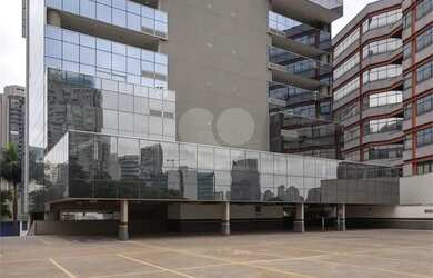 Imagem: O depósito possui 5 Vagas na garagem, 723m² de Área e está