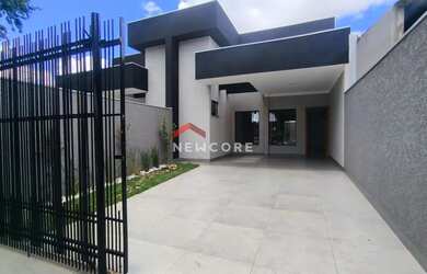 Imagem: A casa possui 3 Dormitórios, 2 Banheiros, 2 Vagas na garagem