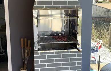 Imagem: A casa possui 3 Dormitórios, Acomodam 10 pessoas, 2 Vagas na