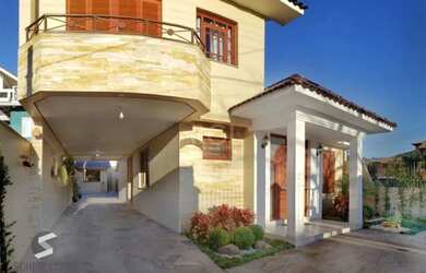 Imagem: A casa possui 3 Dormitórios, 3 Banheiros, 5 Vagas na garagem