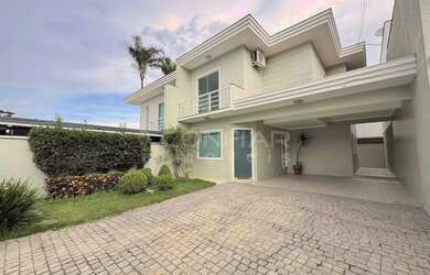 Imagem: A casa possui 3 Dormitórios, 3 Banheiros, 2 Vagas na garagem