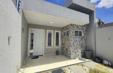 Imagem: A casa possui 3 Dormitórios, 2 Banheiros, 2 Vagas na garagem