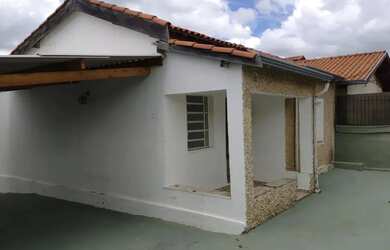 Imagem: A casa possui 2 Dormitórios, 1 Banheiro, 4 Vagas na garagem