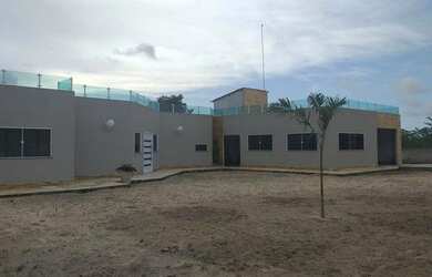 Imagem: A casa possui 4 Dormitórios, 4 Banheiros, 5 Vagas na garagem