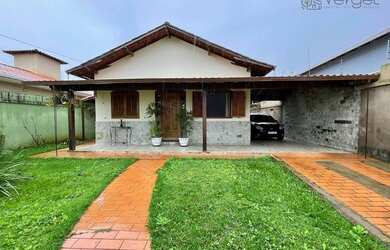 Imagem: A casa possui 3 Dormitórios, 3 Banheiros, 2 Vagas na garagem