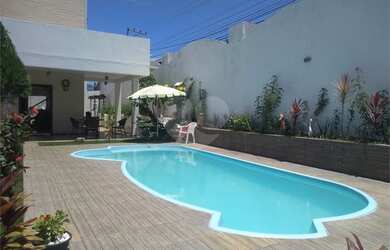 Imagem: A casa possui 4 Dormitórios, 5 Banheiros, 3 Vagas na garagem