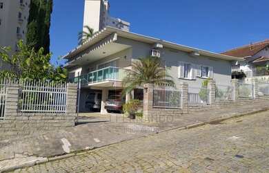 Imagem: A casa possui 4 Dormitórios, 3 Banheiros, 4 Vagas na garagem