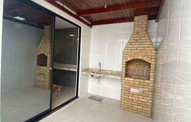 Imagem: A casa possui 3 Dormitórios, 2 Banheiros, 2 Vagas na garagem