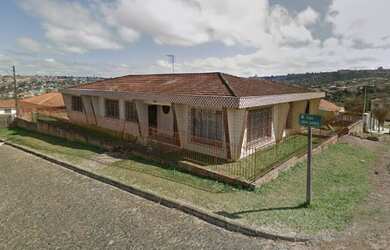 Imagem: A casa possui 2 Dormitórios, 3 Banheiros, 5 Vagas na garagem