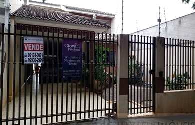 Imagem: A casa possui 3 Dormitórios, 3 Banheiros, 2 Vagas na garagem