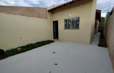 Imagem: A casa possui 3 Dormitórios, 1 Banheiro, 2 Vagas na garagem