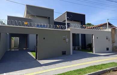 Imagem: A casa possui 3 Dormitórios, 2 Banheiros, 2 Vagas na garagem