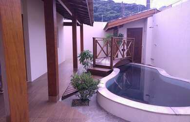 Imagem: A casa possui 5 Dormitórios, 5 Banheiros, 4 Vagas na garagem