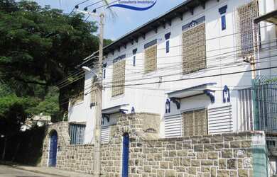 Imagem: A casa possui 4 Dormitórios, 4 Banheiros, 2 Vagas na garagem