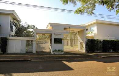 Imagem: A casa possui 3 Dormitórios, 4 Banheiros, 2 Vagas na garagem